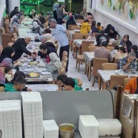 صندوقدار خانم ونیروی کار مسلط به کار در رستوران