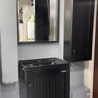 کابین لاکچری مشکی، جمع‌و‌جور ولی پُرجا یراق استیل