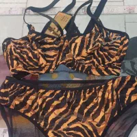 لباس زیر و کلاه