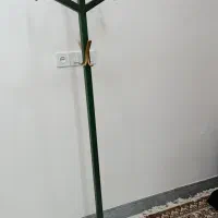 جا لباسی ایستاده