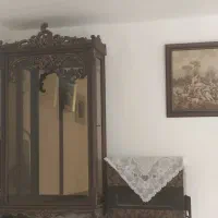 یک عدد ویترین سه طبقه بزرگ پشت آینه دار
