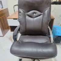 صندلی تحیریر و کامپیوتر