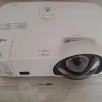ویدئو پرژکتور حرفه ایی به همراه پرده نمایش