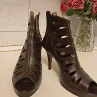 تعدادی کفش مجلسی