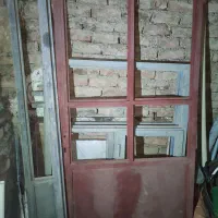 یک عدد درب ورودی و دو عدد پنجره
