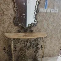 آینه ،کنسول یک جفت شمعدان و ساعت برنز
