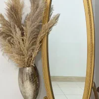 آینه قدی و گل و گلدان