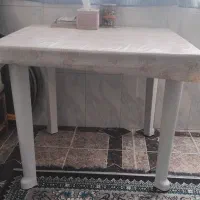 میز پلاستیکی کاملا سالم