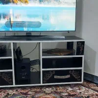 یک عدد میز تلویزیونی