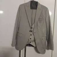 کت و شلوار خاکستری رنگ