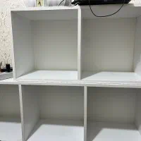 کتابخانه و میز