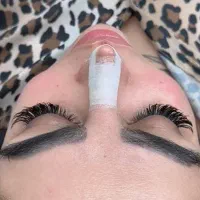 اکستنشن مژه و لیفت با تخفیف ویژه