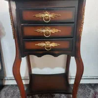 میز تلفن در حد نو به همراه شکلات خوری نو