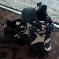 کتونی مشکی حاشیه های کرم|کیف، کفش، کمربند|اقبالیه, |دیوار