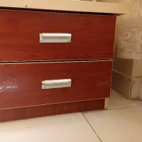 یک عدد پاتختی و یک عدد میز تحریر،