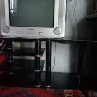 تلوزیون به همراه میز و گیرنده دیجیتال