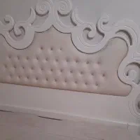 تخت دو نفره به همراه میز توالت و پاتختی