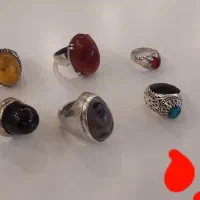 تعدادی انگشتر نقره و تعدادی هم آلیاژی وتعدای سنگ