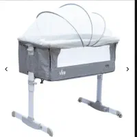 کنار تخت کودک