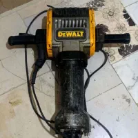 فروش یک دستگاه بتن کن ۳۰ کیلویی دی والت در حد صفر
