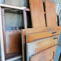 درب اتاقی دوعدد درب سرویس بهداشتی و یک درب ورودی