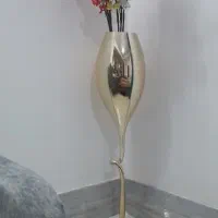 گلدان  شیشه ای همراه با گل مصنوعی