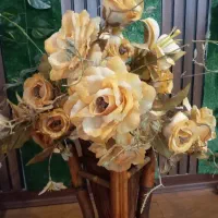 گلدان چوبی بامبو و گلهای خارجی