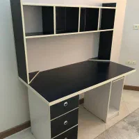 میز تحریر و کامپیوتر