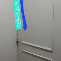 درب اتاقی رنگ شده تمیز بدون شکستگی