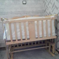 تخت کنار مادر