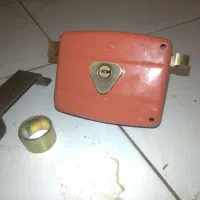 یک عدد قفل درب حیاط نو و یک عدد کپسول هوا دو لیتری