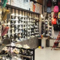 ویترین مغازه دکور کفش