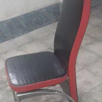 یک عدد صندلی فلزی در حد نو