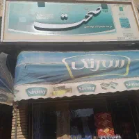 یک همکار در عمده فروشی مواد غذایی