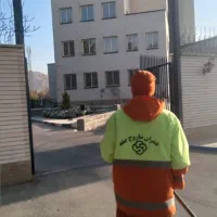 رفتگر و کارگر علفزنی جوبها در اصفهان با جای خواب