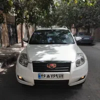 راننده با ماشین مدل بالا پژو پارس یا سمند