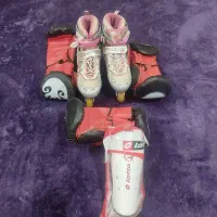 یک جفت اسکیت،سه جفت دستکش بکس، یک جفت ساقبند نو ،