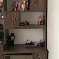 میز تحریر و کتابخانه سالم و تمیز