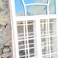 سه تا پنجره به فروش می‌رسد