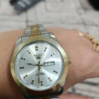 ساعت پشت شیشه ای