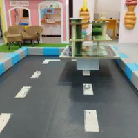 مربی کودک در خانه بازی