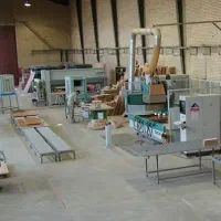 کارگر در کارگاه کابینت سازی