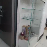 یک عدد ویترین خیلی شیک  چراغ داره