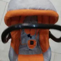 ‌کریر نوزاد دارای کمربندو دسته ی  دوحالته