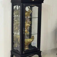 ویترین ‌و ساعت ایستاده