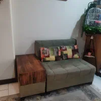 مبل دونفره و دو تا کشو وعسلی بغل
