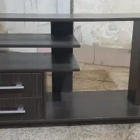 یک عدد میز تلویزیون سالم ومقاوم