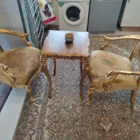 دو عدد مبل تک نفره سلطنتی ویک عدد میز