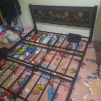 تخت دو نفره فلزی   یک عدد تشک یک نفره هم موجوده|تخت و سرویس خواب|فردیس, شهرک سپاه|دیوار