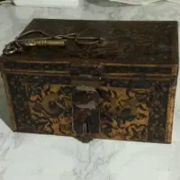 صندوقچه ی فولادی دوران صفوی|کلکسیون اشیاء عتیقه|سنندج, |دیوار